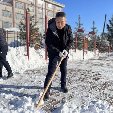 扫雪除冰筑安全，家校携手暖人心——东兴镇向阳小学清雪活动纪实