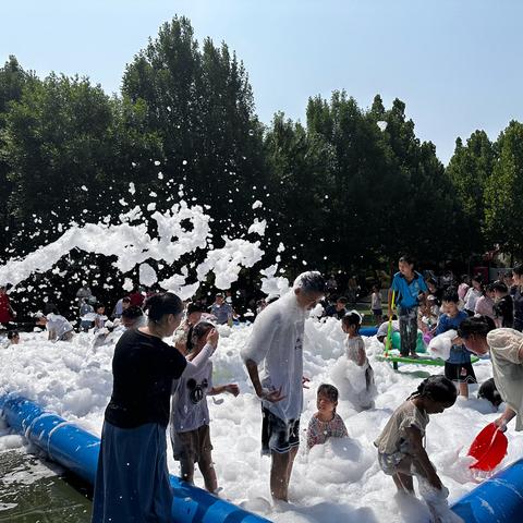 “水上乐园   夏日狂欢”——滨河幼儿园泡沫之夏活动