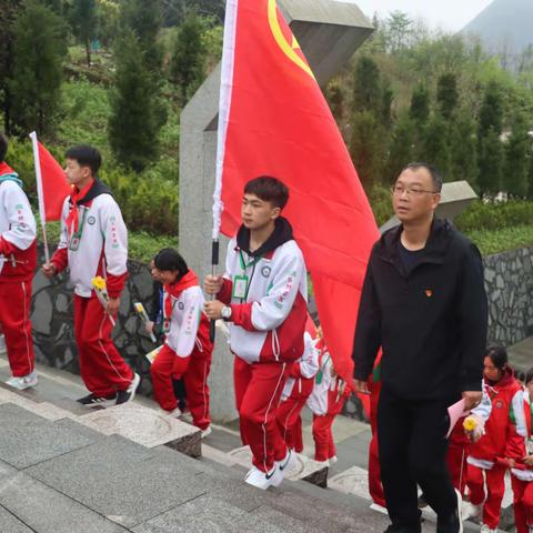 缅怀革命先烈   弘扬爱国精神 ——汶川县水磨中学校开展清明祭扫活动