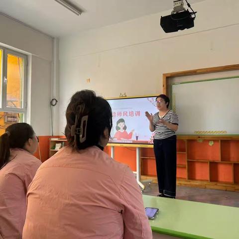 “以德育师 用心育人”——七彩摇篮幼儿园师德师风教育宣传