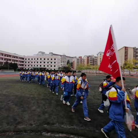 2025年松桃民族寄宿制中学七年级1班赴松桃潜龙洞、棉花山“激发内在动力、开启潜在智慧、地质科普”研学实践活动