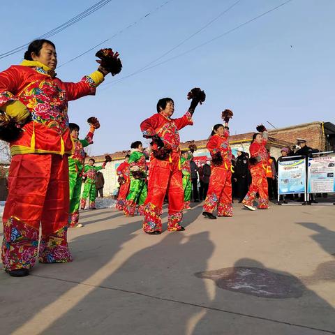 元旦将来临，交通安全送村民（特殊年礼送家门） -----市地两地交警在新乐开展交通安全宣讲展演活动