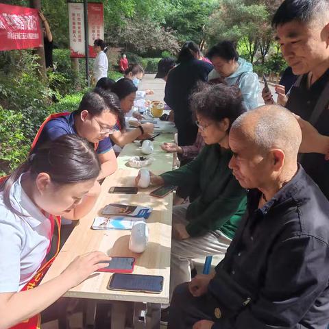 “感恩母亲，健康同行”草场坡社区开展义诊活动