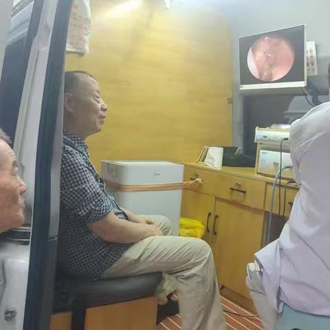 碑邻里·常相聚｜草场坡社区联合多医院开展暖心义诊活动