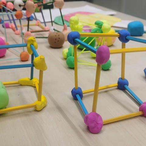 乌兰察布市直属蒙古族小学1.1班数学实践活动＿立体图形和平面图形
