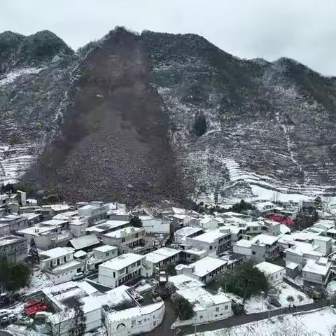 云南山体滑坡落石有三四层楼高，17人吃杀猪饭后全被埋（副本）