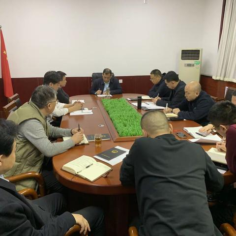 发改局党组理论中心组集中学习