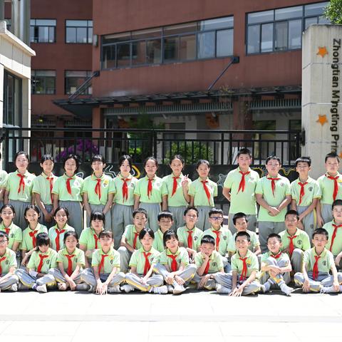 向阳而生 逐光而行 	—中天铭廷小学六（3）班学习生活掠影