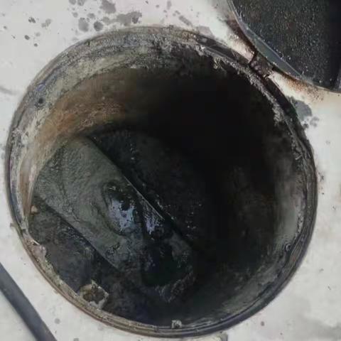 榆山街道翠屏社区：“网格+物业”，紧急联动疏管道，居民“堵心”变舒心