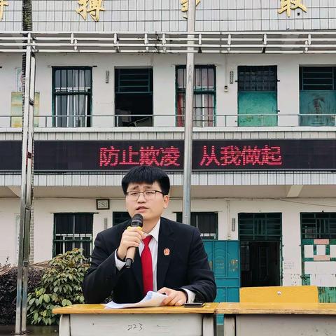 法治同行，健康成长——柳江区人民法院在穿山中学开展法治安全教育专题宣讲活动