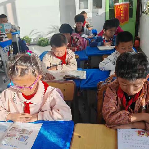 与秋天拥抱与读书同行 ﻿——窑店小学二年级2班九月读书活动