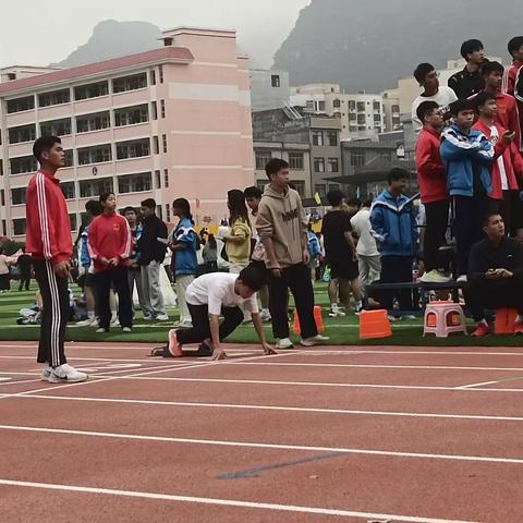 运动会上展风采，青春赛场不迷茫——都安二高第三十三届校运会