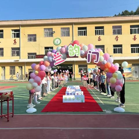 橙黄橘绿好景时，开学仪式启童心 ——高峰镇张家小学一年级入学仪式