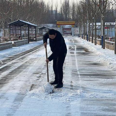 [产业高地 新城圣井]扫雪除冰，南栗园村在行动！