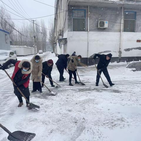 [产业高地 新城圣井]新春迎瑞雪，除雪保通畅。