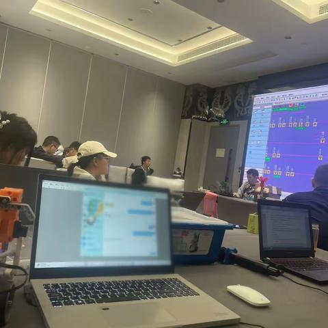 提高教师机器人教学水平 落实学生数字素养培养——2024年湖北省学生数字素养提升实践活动研训班超级轨迹项目圆满收官！