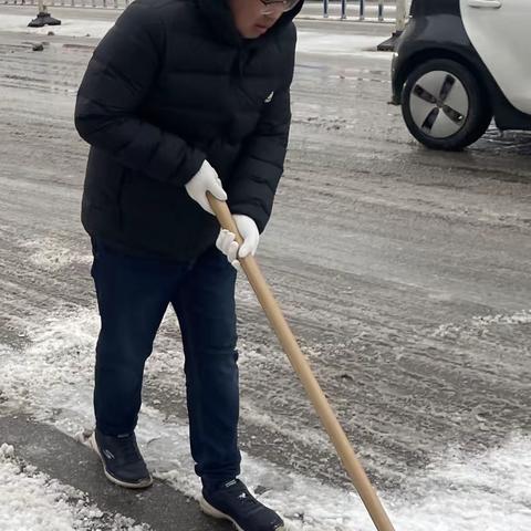 以雪为令“农”情守护——临汾分行团委第一时间组织青年员工扫雪铲冰