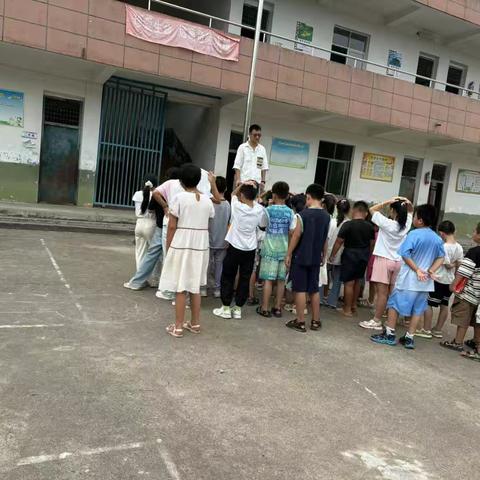 消防疏散演练，牢筑安全防线——菱塘小学消防应急疏散演练