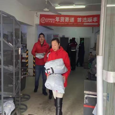 健康路街道乐园社区开展“冬日送暖”关爱快递小哥活动
