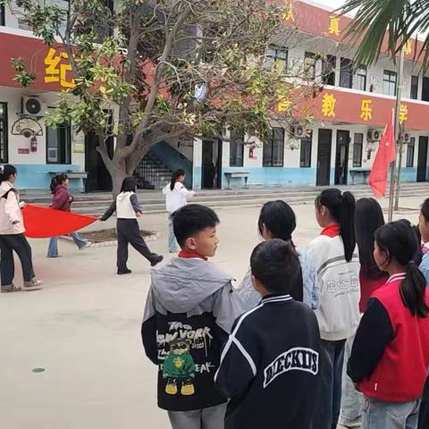 周堂镇丁营小学升旗仪式：共护地球家园