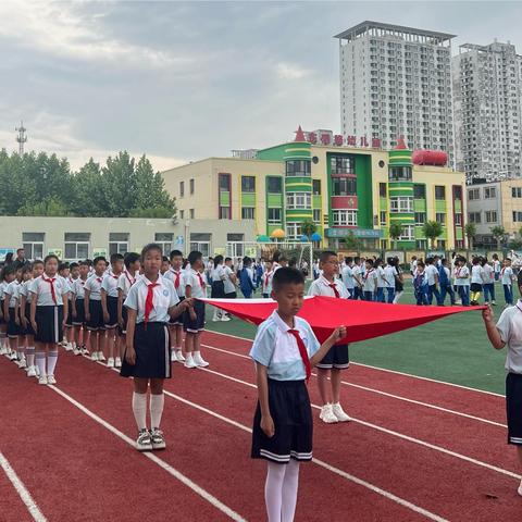“弘扬奥林匹克精神 增强体育锻炼”——东港路小学主题升旗仪式