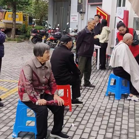 秋亦浓 心亦暖—金胜社区雷锋广场 2025年11月5日
