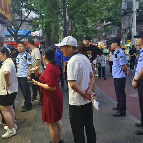 南院门市场监管所参加街办、城管、公安多部门对网红打卡地“小南门”早市的联合检查行动