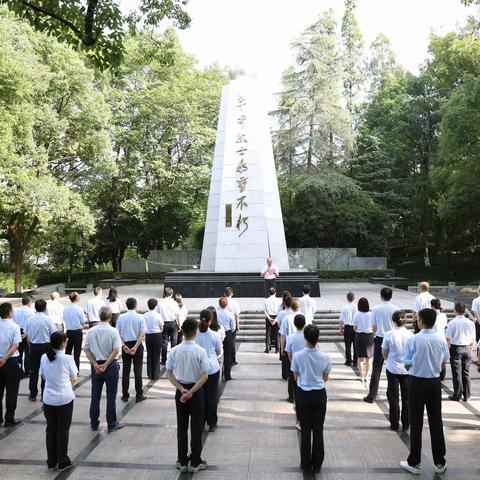 衢州分行开展“初心向党庆‘七一’实干献礼二十大”现场主题教育暨新发展党员入党宣誓活动