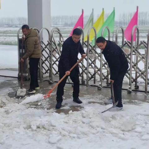 共战冰雪  情满校园——记侍岭中心学校清扫校园积雪