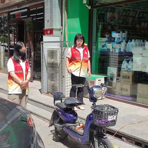 宁武县东城区社区网格员走访排查私拉电线充电摩