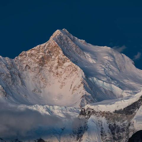 雪山，一直以神秘、纯净、美丽的印象让无数人向往。同时，也吸引着众多游客和登山爱好者前往。在我国，雪山众多且每一座都有其独特的魅力。那么我国公认最美的十座雪山是哪些？