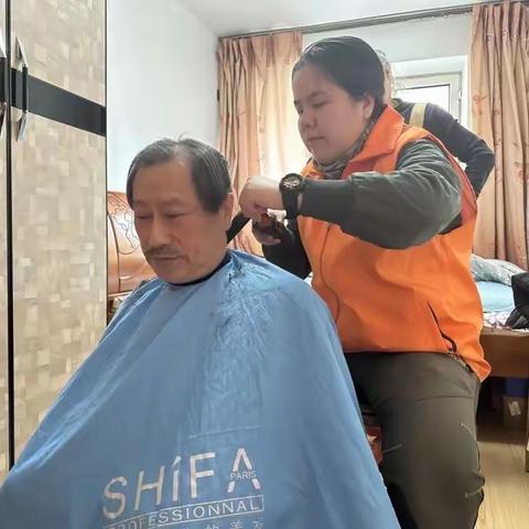 【抚顺街道】圆梦微心愿 暖心关爱“从头开始”——抚顺社区新时代文明实践站开展入户免费理发志愿服务活动