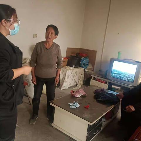 东岳村退役军人服务站助力合疗缴费