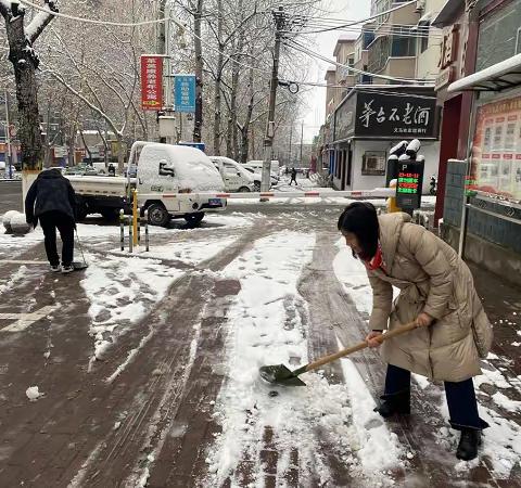 扫雪清障排隐患，齐心协力保安全