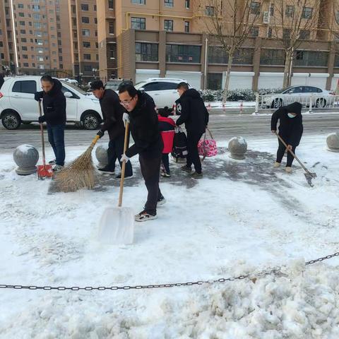 冬日暖人心，扫雪我先行                   ———槐阳小学师生清雪活动