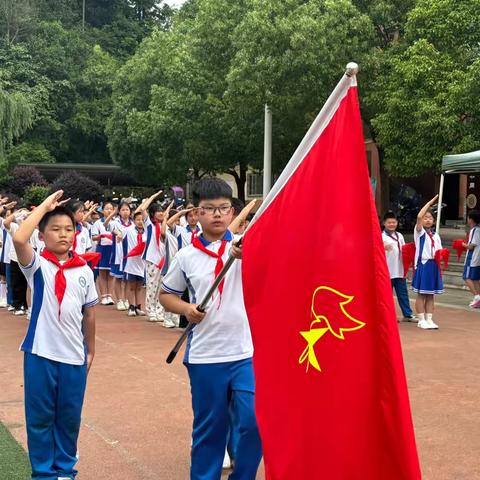 星星火炬耀兴小，表彰奋进谱新篇——兴隆完全小学少先队入队仪式暨表彰大会