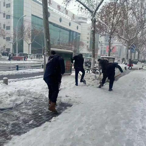 清扫积雪暖民心——阜阳市曙光救援队开展清扫积雪志愿服务活动