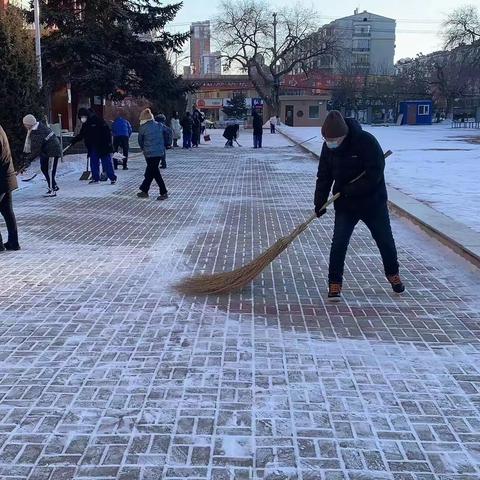 大雪纷飞满校园 家校清雪暖人心——齐市第三中学清雪活动