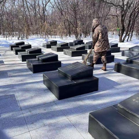 扎兰屯市退役军人事务局开展烈士墓清扫工作