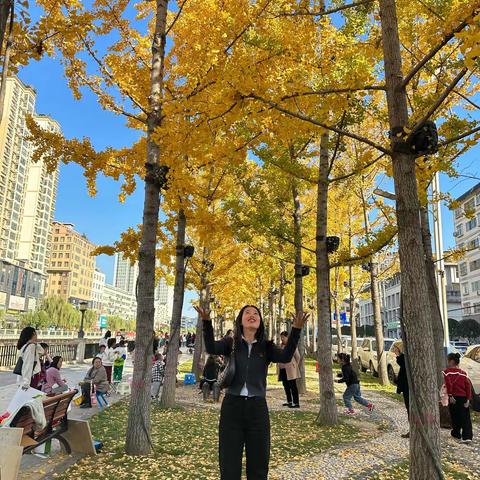 鹘岭脚下育桃李  银花河畔著芳华