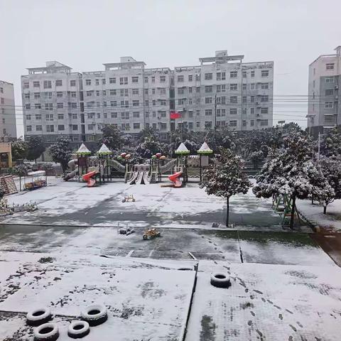 雨雪来袭，安全相伴——上蔡县重阳七彩虹🌈幼儿园雨雪天气安全提醒