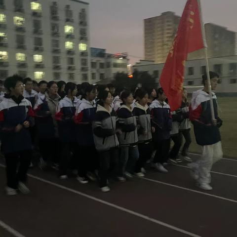 踏浪前行风正劲，不负韶华争朝夕——新蔡县实验中学高一年级部举行升旗仪式