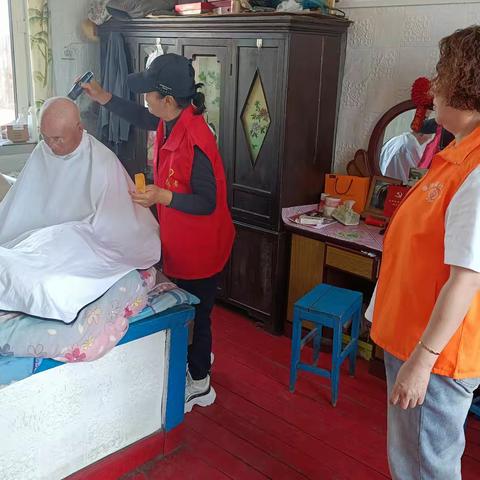 翠岗镇民政服务站开展“父爱如山、暖心有礼”爱心义剪活动