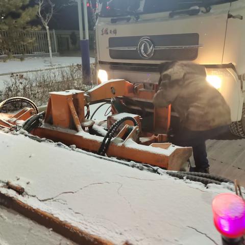 环卫大队闻雪而动 连夜清扫积雪 保交通畅通