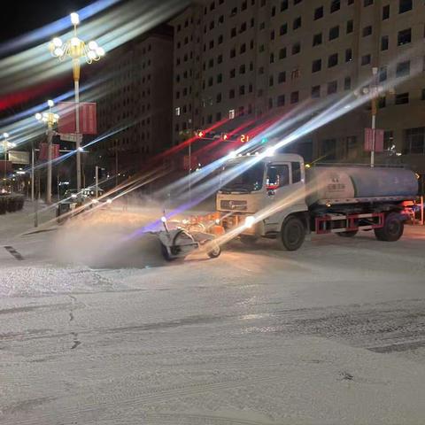 环卫大队顶风扫雪 确保车辆安全出行