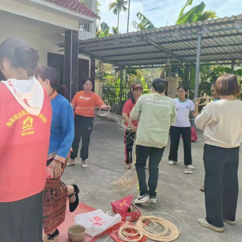 海南就业驿站保亭南林站开展“编织新技能，助力就业无忧”藤条编织技能培训活动