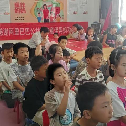 童伴妈妈与孩子们的9.3阅兵观礼日——民权县北关镇相府营童伴之家