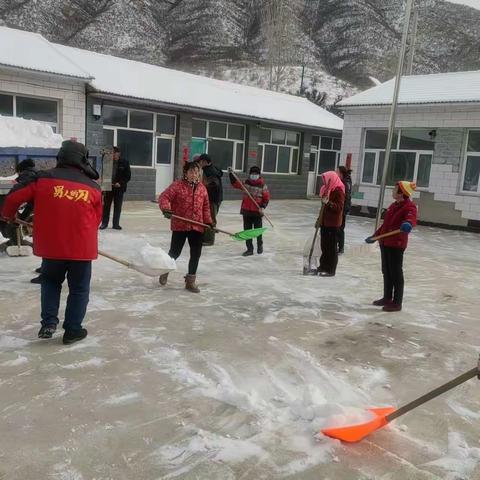 【以雪为令、巾帼在行动】赤城县妇联开展除雪铲冰活动