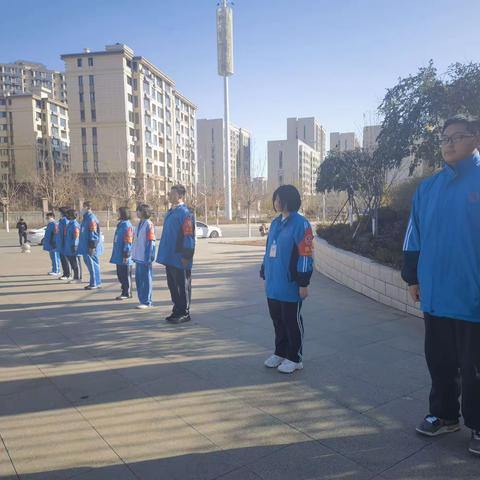 履行责任，收获快乐。     ——高新区实验中学2022级学生执勤活动
