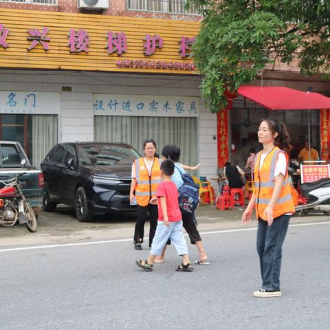 爱心护学岗 暖心护成长